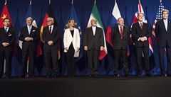 Společný snímek diplomatů po vleklém jednání v Lausanne. Zleva Wang Čchün...