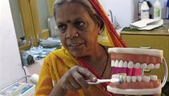 Indka, která se dříve živila šitím hraček, vysvětluje správné čištění zubů....