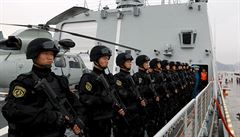 Vojáci �ínské lidové osvobozenecké armády na palub� lodi, je� z jemenského...