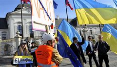 Aktivisté s ukrajinskými vlajkami i odpůrci NATO se shromáždili 4. dubna u... | na serveru Lidovky.cz | aktuální zprávy