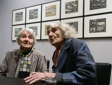 Staa Fleischmannová (vlevo) a Olga Housková (vpravo) patily k fotografické...