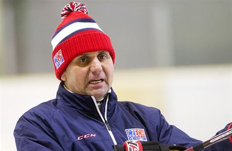 Hokejov trenr Vladimr Rika vede trnink nrodnho tmu ve Velkch...