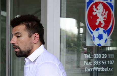 Ostravský útoník Milan Baro odchází 16. dubna v Praze ze zasedání...
