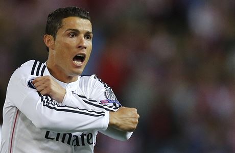 Cristiano Ronaldo z Realu Madrid si stuje rozhodmu.