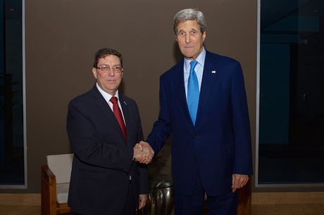 Diplomatický prlom. Americký ministr zahranií John Kerry (vpravo) osobn...
