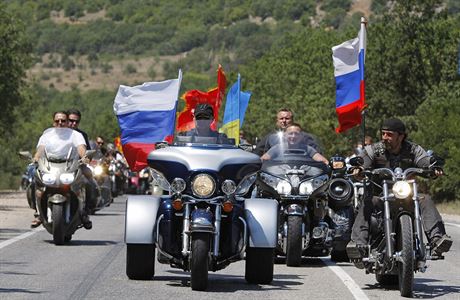 Vladimir Putin (uprosted) vede kolonu Noních vlk (archivní snímek z ervence...