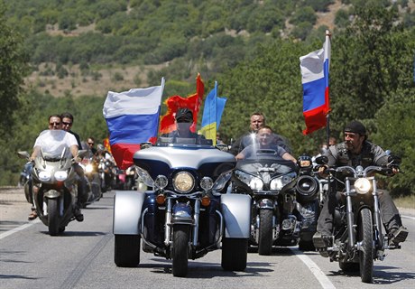 Vladimir Putin (uprosted) vede kolonu Noních vlk (archivní snímek z ervence...