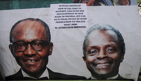 Podél silnice ve mst Lagos visí plakáty v beznu zvoleného prezidenta...