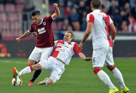 Václav Kadlec (vlevo) a Karel Piták bojují o mí