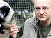 Nový editel ústecké zoologické zahrady Jií Bálek. Vlevo lemur vari.