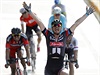John Degenkolb slaví triumf ve slavném závodu Paí-Roubaix. Vpravo za ním...