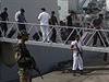 Pákistántí vojáci steí v pístavu v Karáí civilisty evakuované z válkou...