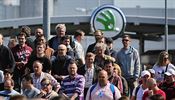 Před továrnou Škoda auto dnes proběhla stávka odborářů, které se účastnilo...