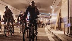 Cyklisté v dosud neoteveném tunelu Blanka