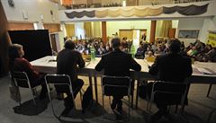 Zástupci Správy úloi radioaktivních odpad diskutují s obyvateli Budiova na...
