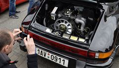 Jeden z automobilových píznivc si fotí motor Porsche 911.