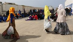 Uprchlíci, kteí mli tstí, a zamíí z ostrova Lampedusa do Itálie.