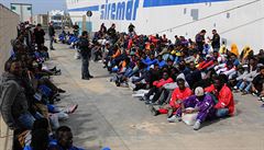 Desítky afrických uprchlík na ostrov Lampedusa.