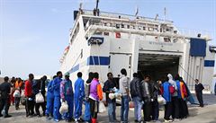 Uprchlíci nastupují do lodi, která je peveze na Sicílii.