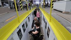 Výstava je instalována v bývalém plzeském trolejbusovém depu.