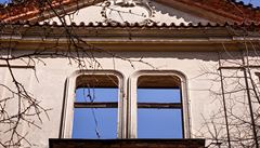 Samotná budova zámku je jednopatrová a bohat� zdobená figurální výzdobou.