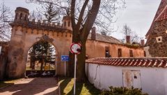 Hlavní vstup do budovy petrovického zámku, který sousedí s farním kostelem.