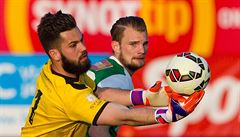 Hradecký branká� Tomá� Koubek a hrá� Jablonce Vít Bene�.