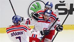 Čeští hokejisté se radují ze vstřelené branky v utkání se Slovenskem.