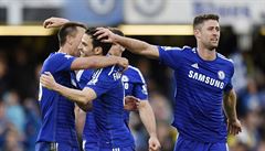 Fotbalisté Chelsea oslavují vítzství nad Manchesterem United.