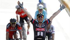 John Degenkolb slaví triumf ve slavném závodu Paříž-Roubaix. Vpravo za ním...
