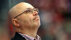 Zamy�lený trenér T�ince Ji�í Kalous.