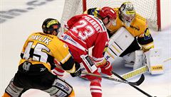 i�í Polanský (T�inec) v gólové �anci p�ed branká�em Pavlem Francouzem...