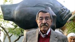 Günter Grass ped jednou ze svých skulptur.