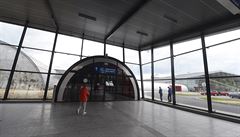 Souástí stavby je i zasteený terminál, který spojuje krytá chodba s letitní...