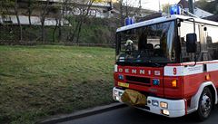 Pratí hasii zasahovali v Chotkov ulici, kde vypadl z mostní konstrukce...