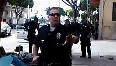 Zastelení bezdomovce v Los Angeles. Policista naizuje kameramanovi, aby...