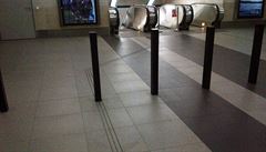 Lidem vadí překážková dráha pro slepce v metru. Je to záměr, hájí se DP