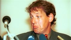 Září 2000: Tehdejší ministr vnitra Stanislav Gross na tiskové konferenci... | na serveru Lidovky.cz | aktuální zprávy