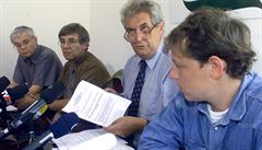 Srpen 2000: Tehdejí ministr vnitra Stanislav Gross na tiskové konference k...