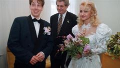 Stanislav Gross na své druhé svatb v únoru 1996. Vzal si árku Bobysudovou.Za...