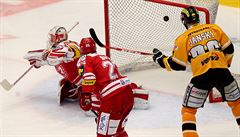 Branká� �imon Hrubec inkasuje t�etí gól