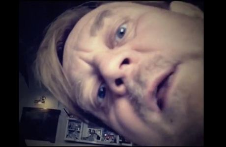 Petr tvrtníek na zábru ze svého videa, ve kterém si kupuje roli primáe