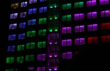 Okna studentských kolejí v Plzni rozblikala light show