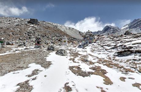 Základní tábor Makalu  (5250 m) pod vrcholem Mount Everestu (8463 m).