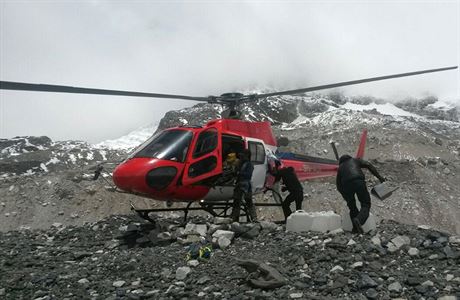 Helikoptéra se záchranáskou pomocí.