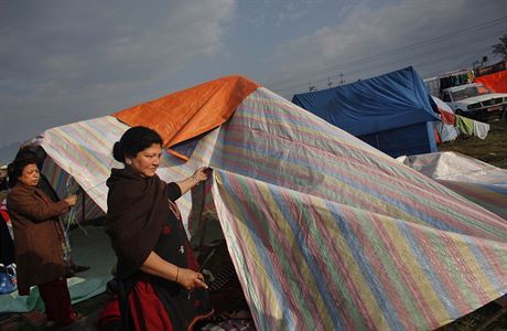 Obyvatelé Nepálu u nkolik dní spí pod improvizovanými písteky.