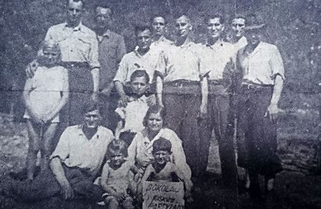 Na snímku z kvtna 1945 jsou zachránní a ti, kteí jim nkolik msíc...