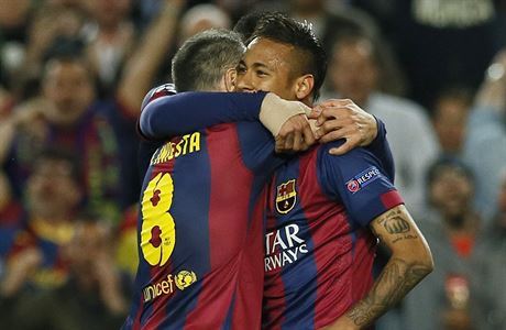Andrés Iniesta (vlevo) se raduje s Neymarem.