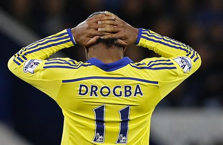 Didier Drogba z Chelsea lituje zmaen ance.