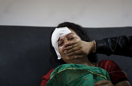 ena v Nepálu pláe poté, co se dozvdla o smrti jednoho ze svých píbuzných.
